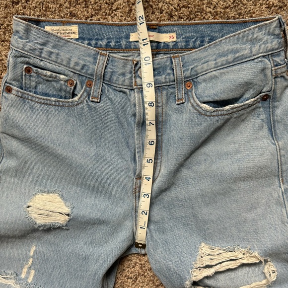 Levi’s premium wedgie light wash distressed jeans size 26 in great condition - Picture 3 of 5